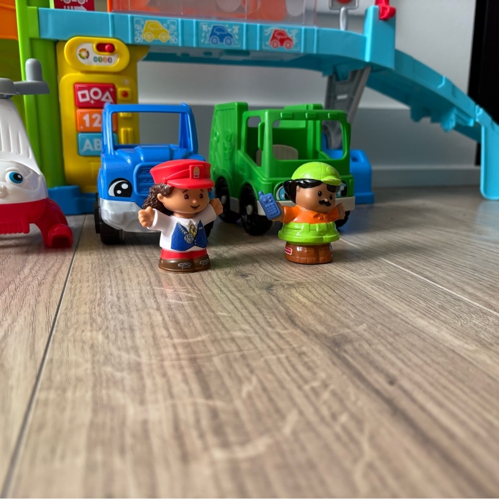 Fisher-Price Little People Car Wash Garage Lights Sounds + 3 Vehicles - Picture 4 of 7